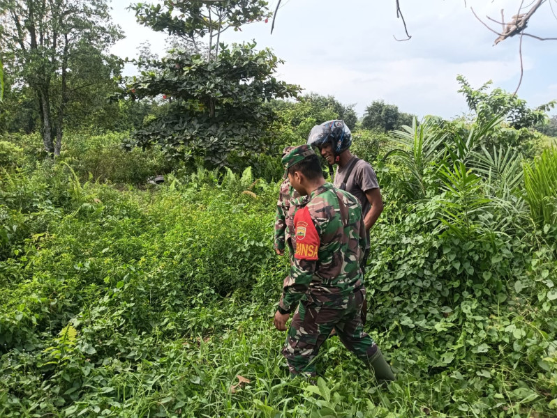 Sertu Edi dan Serda Aldo Sosialisasi Pencegahan Karhutla di Tasik Putri Puyu