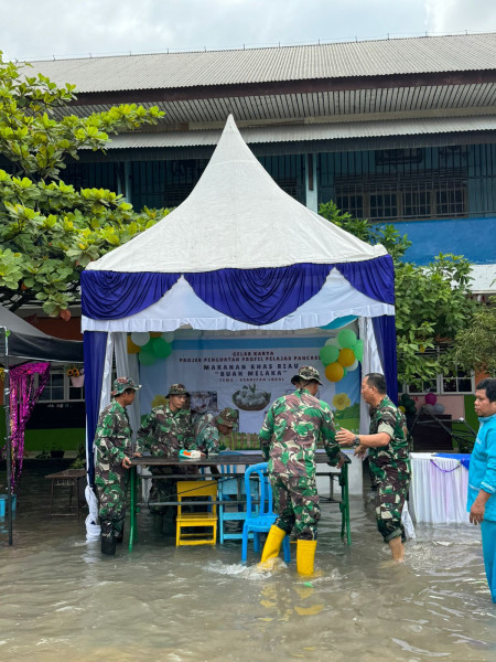 Respon Cepat Kodim 0320/Dumai Untuk Membantu Evakuasi Sekolah Dasar Yang Terkena Banjir