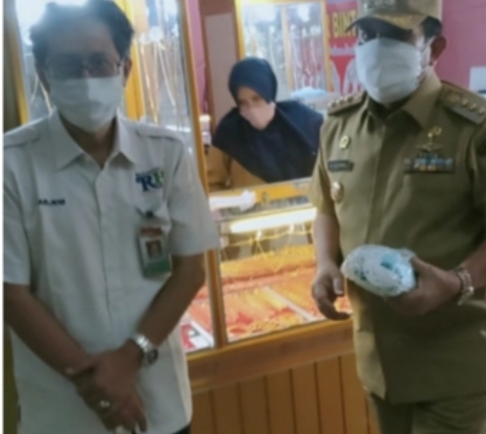 Komit Cegah Covid-19, Bupati H Sukiman- Wabup H Indra Gunawan, Di Dampingi Dirut Perumda Bagikan Masker Gratis