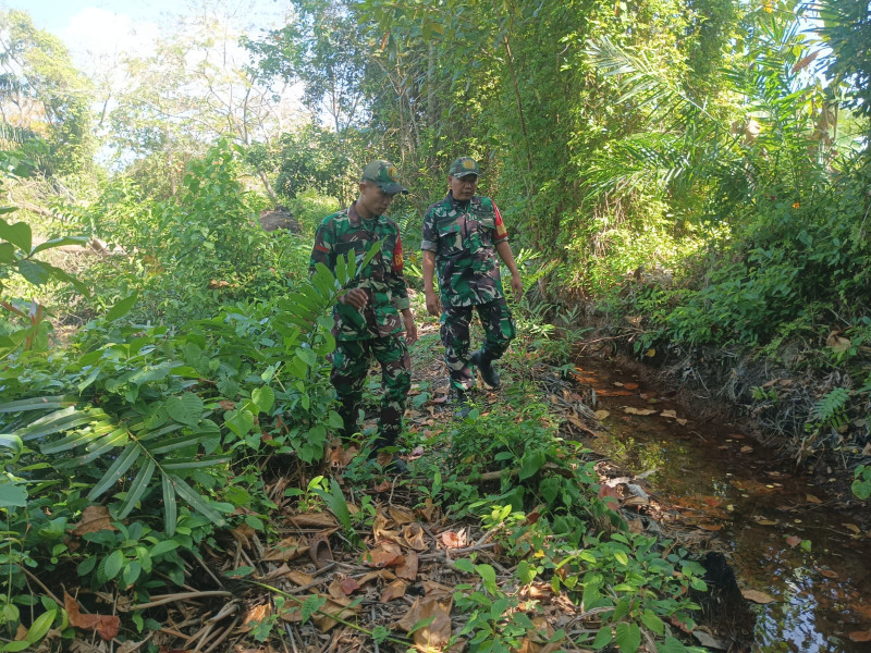 Koramil 06/Merbau Gelar Patroli Karhutla, Sertu A. Purba Imbau Warga Jaga Api di Lahan Gambut