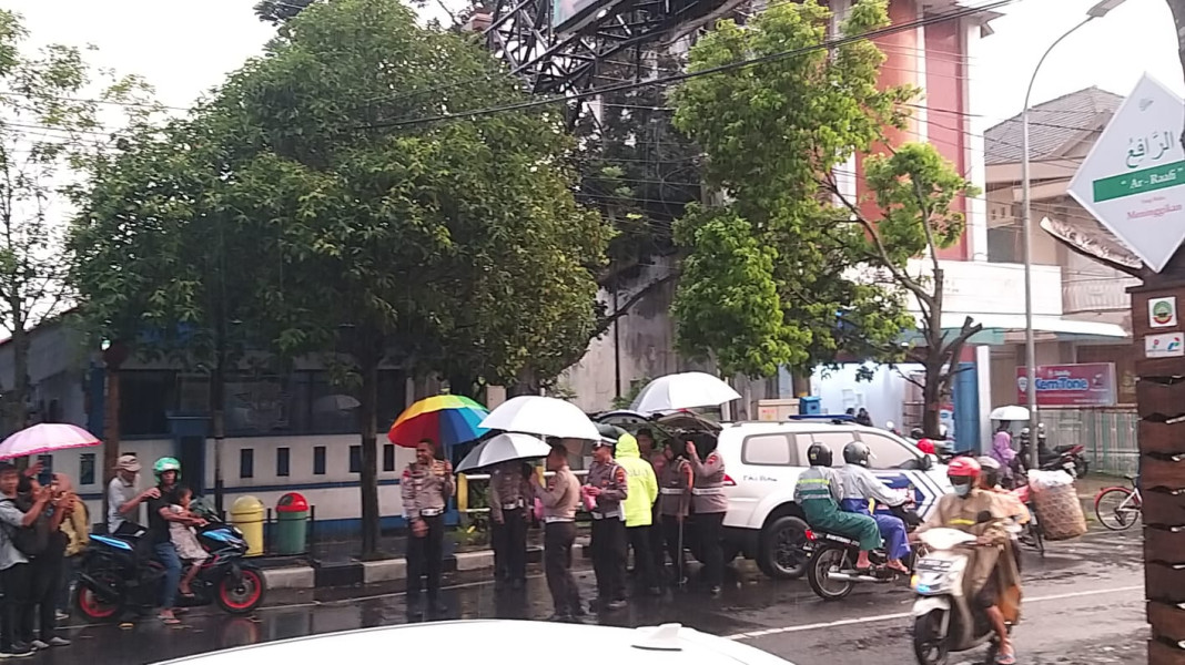 Satlantas Polres Blora Bersama Batalyon 410/Alugoro Membagikan 500 Takjil