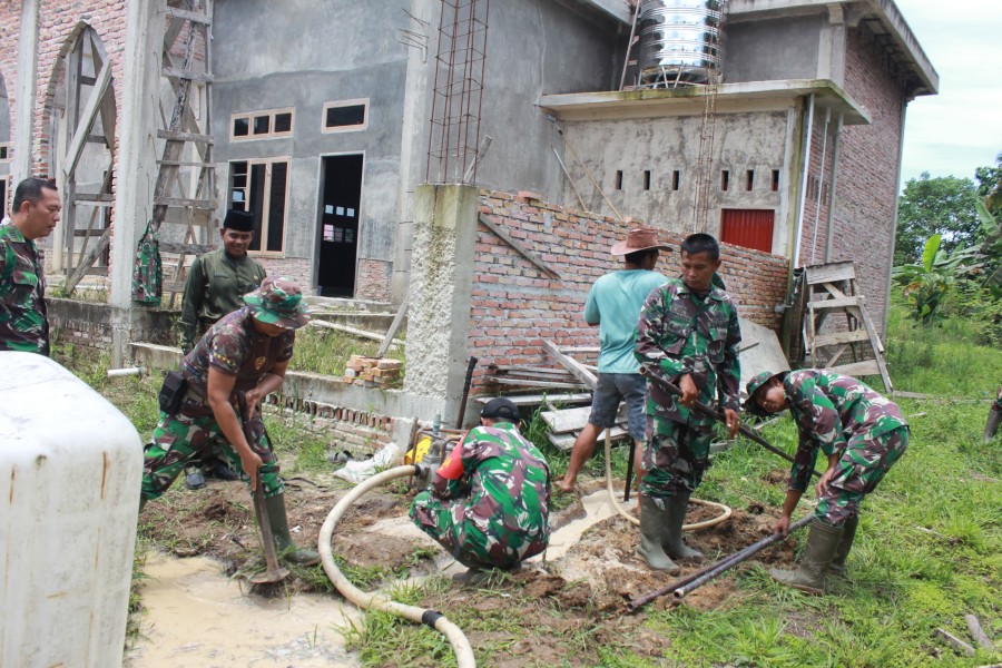 Dinanti Masyarakat, TMMD ke-124 Kodim 0320 Dumai Bangun MCK dan Sumur Bor di Jalan Harapan