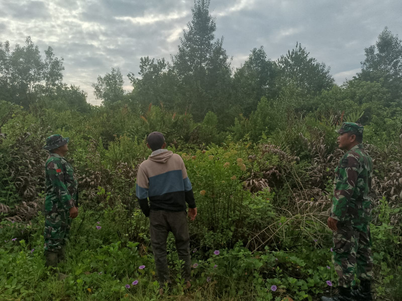 Cegah Kebakaran, Babinsa Koramil 06/Merbau Sosialisasikan Bahaya Karhutla