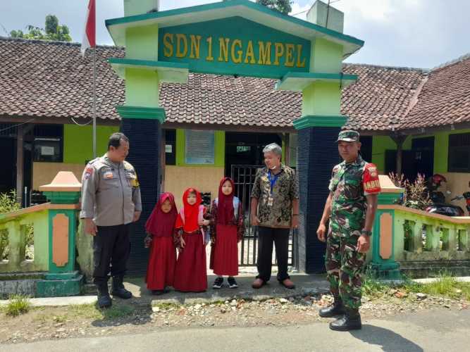 Menyikapi Isu-Isu Penculikan Anak, Babinsa Dan Bhabinkamtibmas Berikan Himbauan di SDN 1 Ngampel