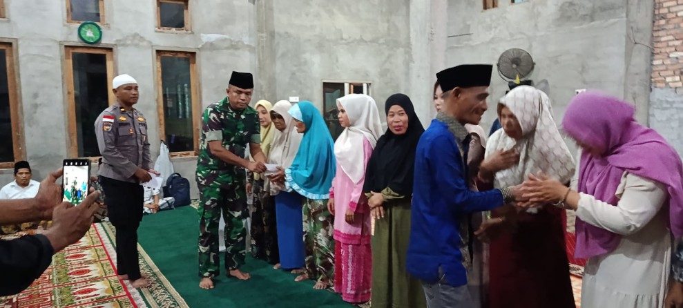 Kapten Rickman Sinaga Bersama Forkopimcam Ikuti Tarawih Berjamaah di Sungai Tengah