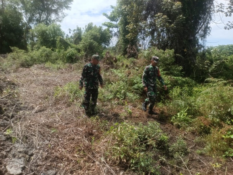 TNI Ajak Masyarakat Desa Centai Peduli Bahaya Karhutla Lewat Patroli dan Sosialisasi