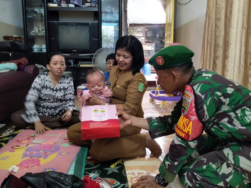 Babinsa Sertu Sugianto Serahkan Bantuan Gizi Untuk Anak Stunting di Kelurahan STDI