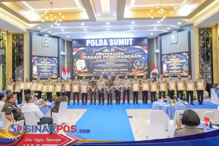 Kapolda Sumut Serahkan Penghargaan ZI dan Pelayanan Prima kepada Satker Berprestasi