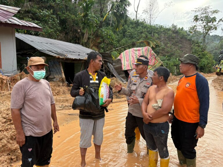 Bantu Pemulihan Pascabencana, KA SPN Polda Sumut Pimpin Distribusi Bansos di Desa Pagaran Lambung
