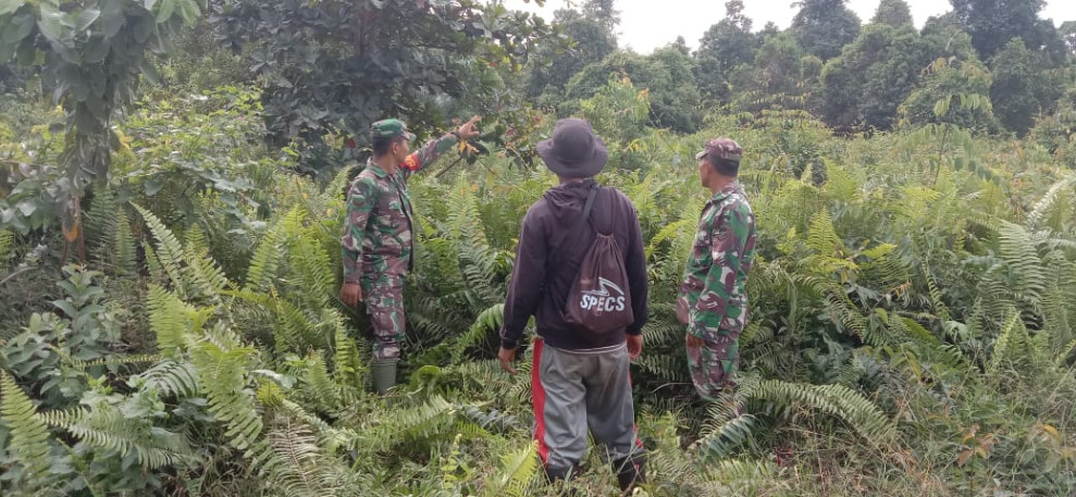 Babinsa Serda Edi dan Serda Aldo Sosialisasi Bahaya Karhutla di Kecamatan Tasik Putri Puyu