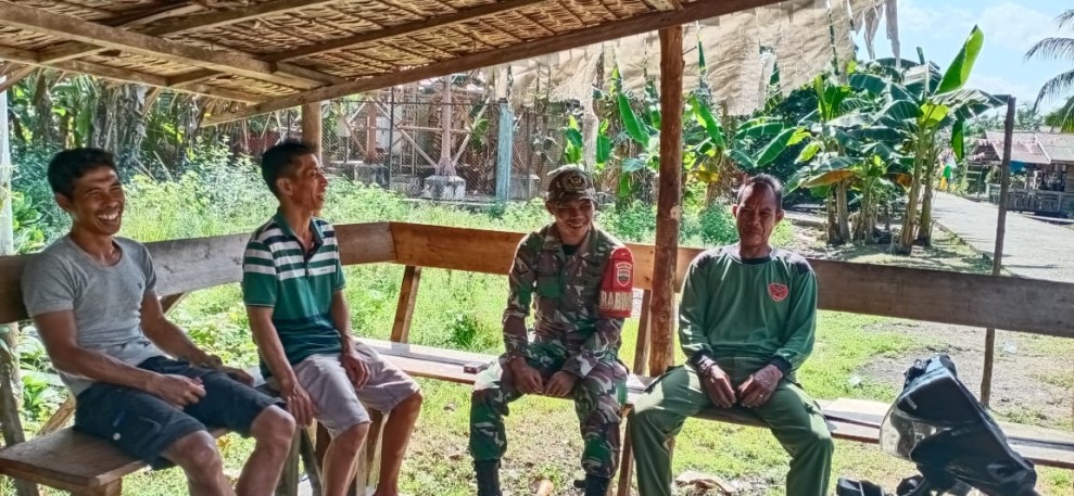 Babinsa Ajak Pemuda Kampung Pancasila Hidup Rukun dan Bersih
