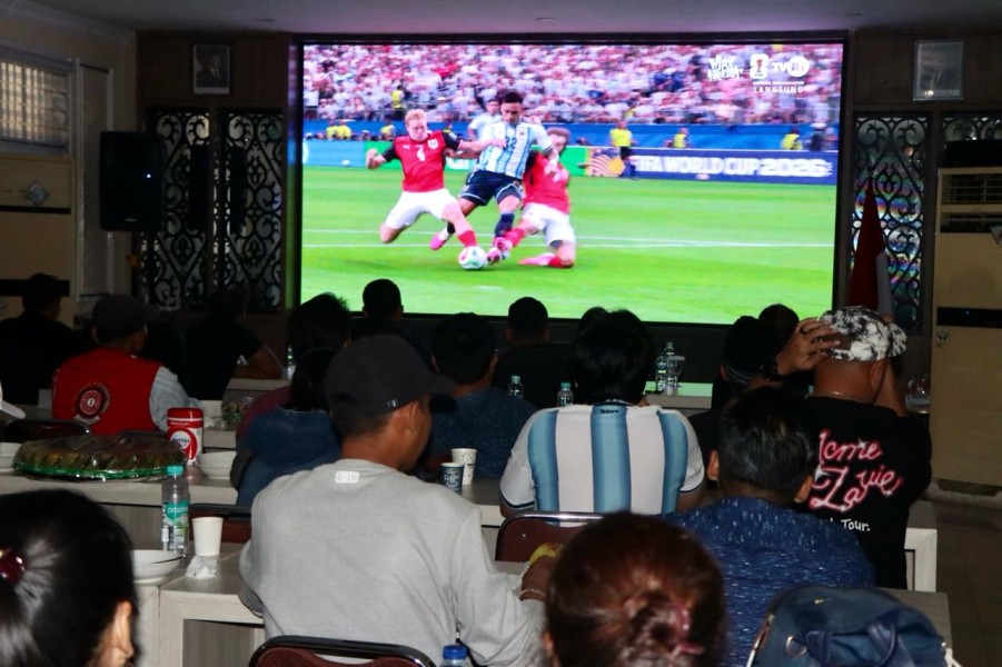 Kapolrestabes Medan Nobar Kick Off Piala Dunia 2026 Bersama Personel dan Masyarakat