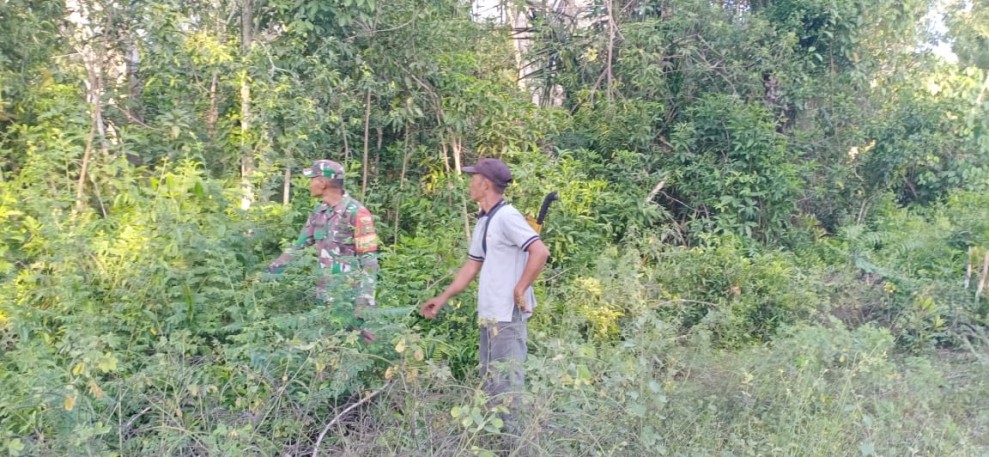 Ingatkan Larangan Bakar Lahan, Babinsa Koramil 06/Merbau Edukasi Warga Desa Lukit
