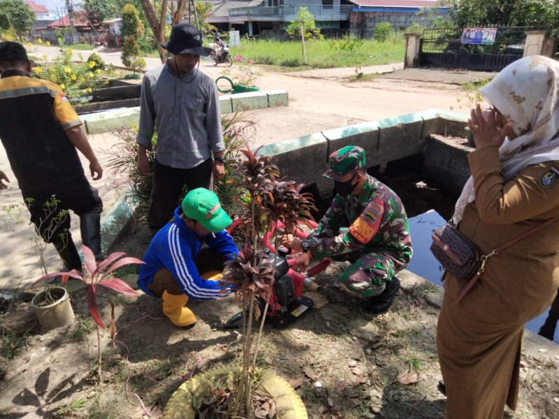 Kesiapsiagaan Dalam Mencegah Karhutla, Sertu Sugianto Laksanakan Pengecekan Alat Pemadam Kebakaran