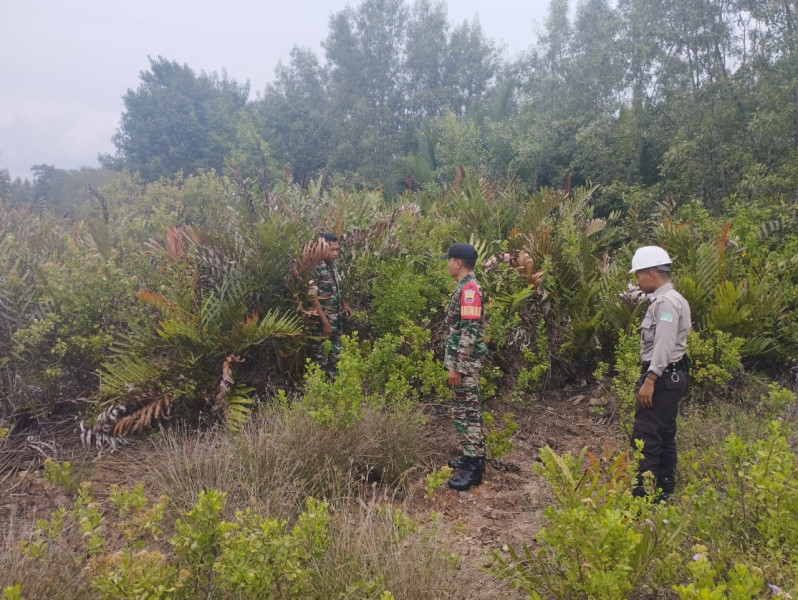 Serma Eri dan Praka Rahmad Triwarnana Patroli Bersama Warga Desa Bagan Melibur