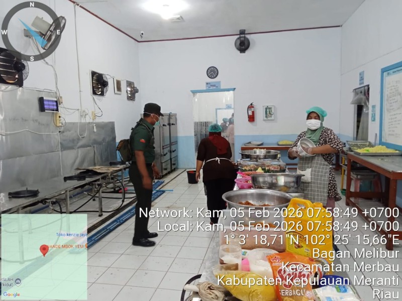 Babinsa Koramil 06/Merbau Kawal Penyaluran 2.315 Porsi Makan Sehat Bergizi di 20 Sekolah