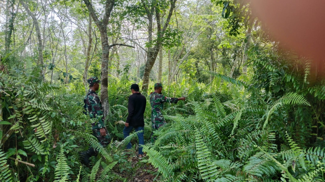 Bersama-sama, Personil Koramil 06 Merbau Melaksanakan Patroli