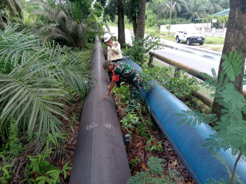 Tingkatkan Keamanan, Babinsa Koramil 01 Dumai dan SKK Migas Patroli Pipa Minyak Pertamina