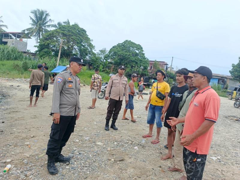 Gerak Cepat, Polsek Ujung Batu Lakukan Penanganan Rakit Penyeberangan Tenggelam Akibat Kelebihan Muatan di Sungai Rokan