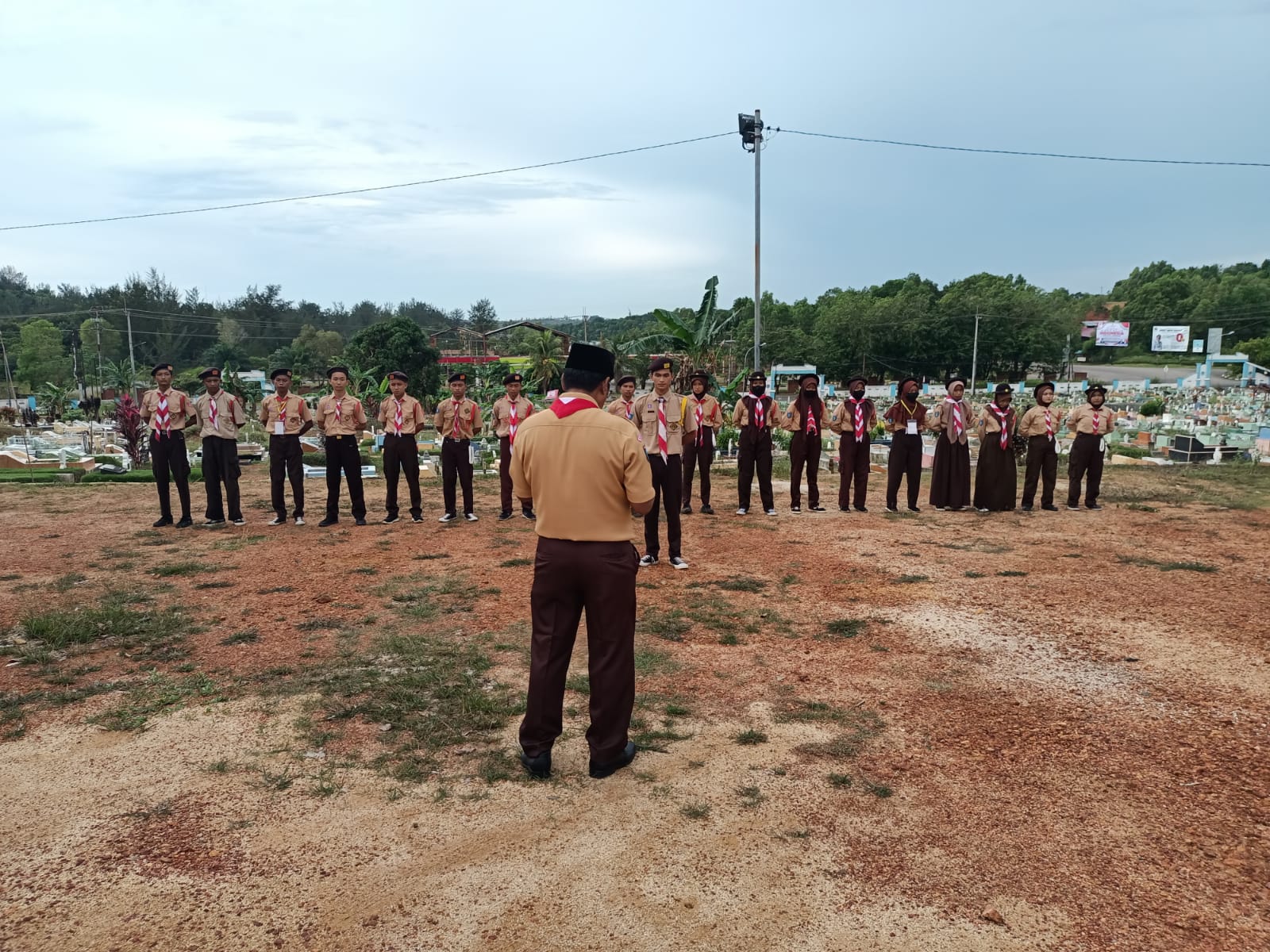 Menjelang Hari Pramuka Ke 61, Kwarran Bintan Timur Lakukan Ziarah Kubur