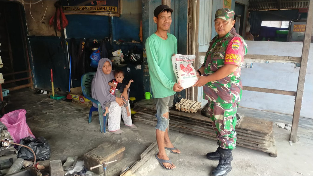 Babinsa Koramil 02 Serahkan Bantuan Dari Dandim 0320/Dumai Untuk Mencegah Stunting