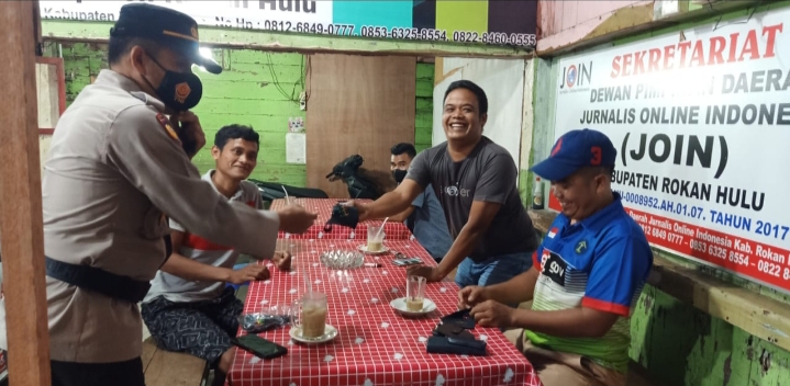 Sat Binmas Polres Rohul Bagikan Masker Sembari Ajak Masyarakat Tingkatkan Prokes Covid-19
