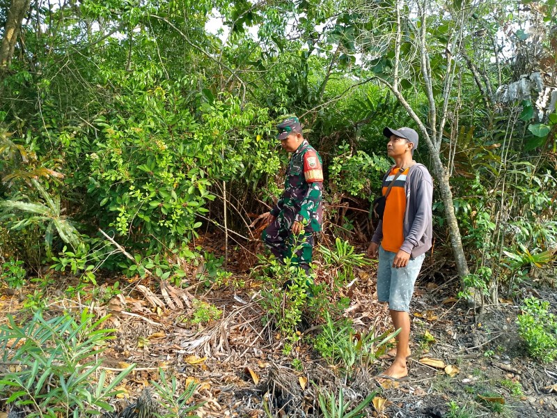 Babinsa Ajak Warga Tingkatkan Pengawasan Lahan di Musim Kemarau