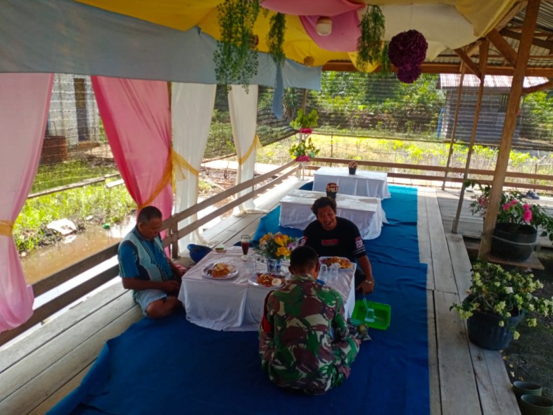 Melalui Komsos, Babinsa Tanamkan Nilai Persatuan di Kampung Pancasila