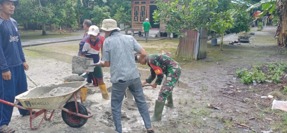 Jalin Silaturahmi, Babinsa dan Warga Kampung Pancasila Gelar Kegiatan Gotong Royong