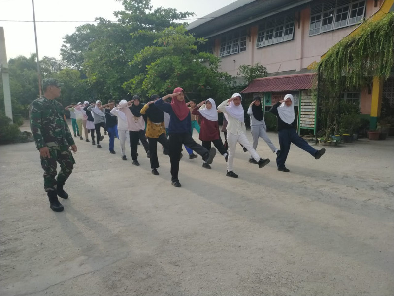 Babinsa Koramil 01/Dumai Ajarkan Disiplin dan Kedisiplinan Melalui Pelatihan PBB di SDN Binsus