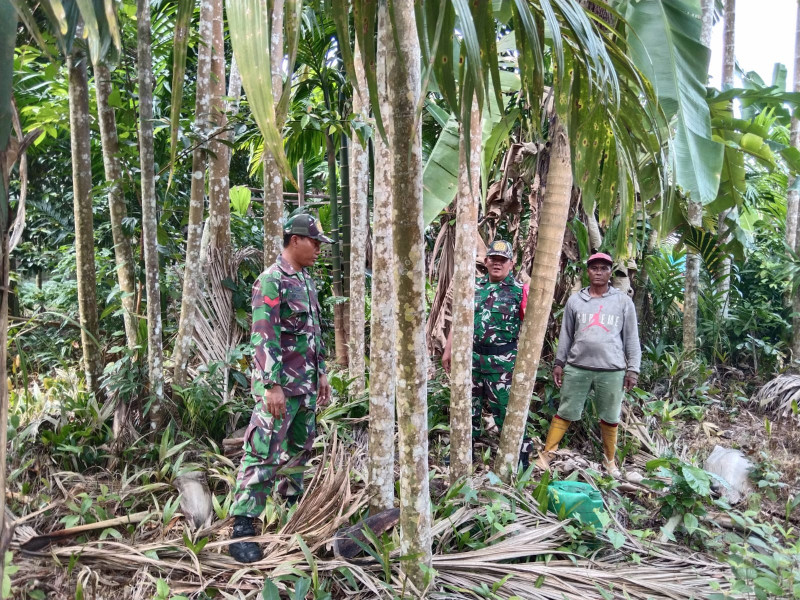 Babinsa Ajak Warga Bersinergi Melalui Patroli Karhutla di Tasik Putri Puyu