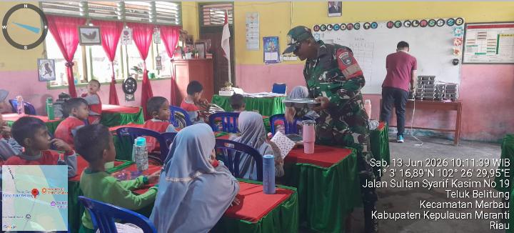 Babinsa Pantau Penyaluran 3.023 Porsi Makan Sehat Bergizi di Kepulauan Meranti