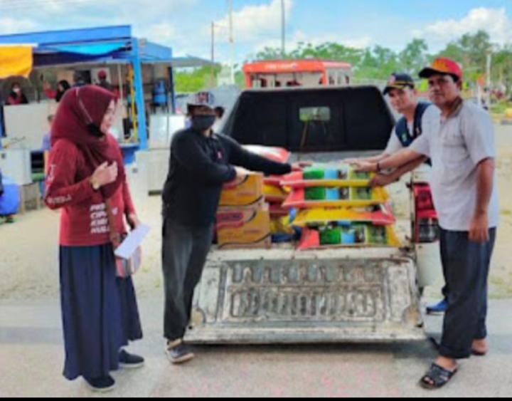 PT SAI Bantu Sembako Kepada Warga Terkena Banjir Di Rambah Samo