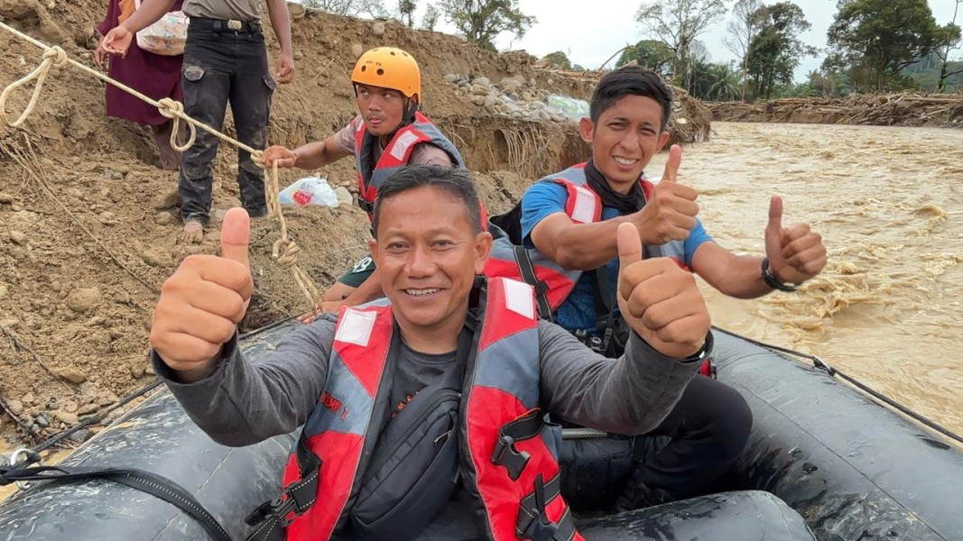Perahu Karet Darurat Jadi Penyelamat, Polda Sumut Evakuasi Warga Sakit & Urgent Terdampak Bencana di Garoga