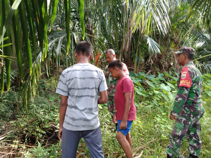 Serda Edi dan Kopda Ricko Gencar Patroli dan Edukasi Karhutla di Desa Dedap