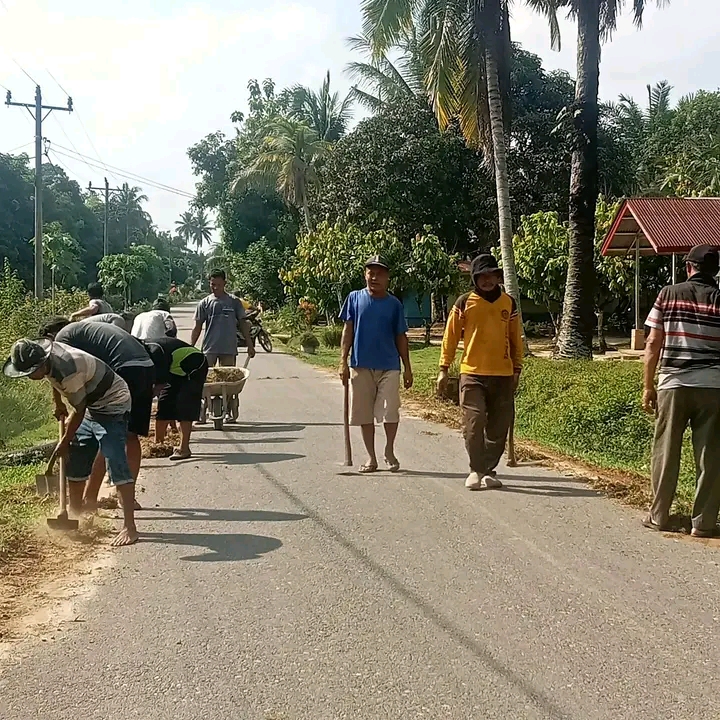 Warga Desa Purworejo Gotong Royong Jumat Bersih