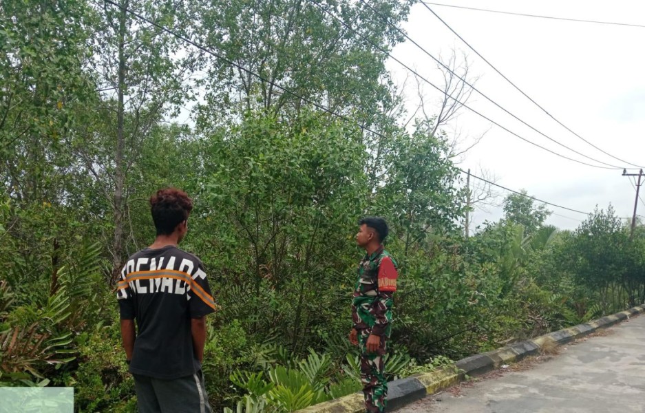 Edukasi Warga dan Pantau Lahan, Babinsa Gerak Cepat Cegah Karhutla di Meranti