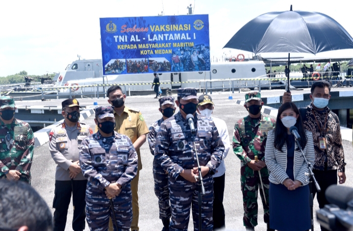 Kepala Staf AL Laksamana TNI Yudo Margono Dan Ketua Komisi I Ibu Meutya Hafid Tinjau Langsung SERBUAN VAKSIN TERHADAP MASYARAKAT MARITIM DI Dermaga Lantamal I Belawan