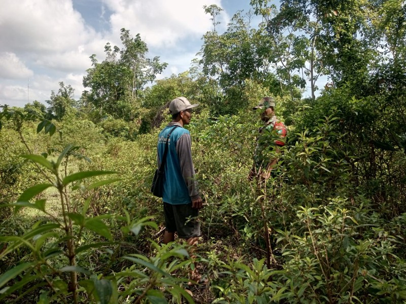 Cegah Karhutla, Babinsa dan Warga Lakukan Patroli Bersama di Merbau