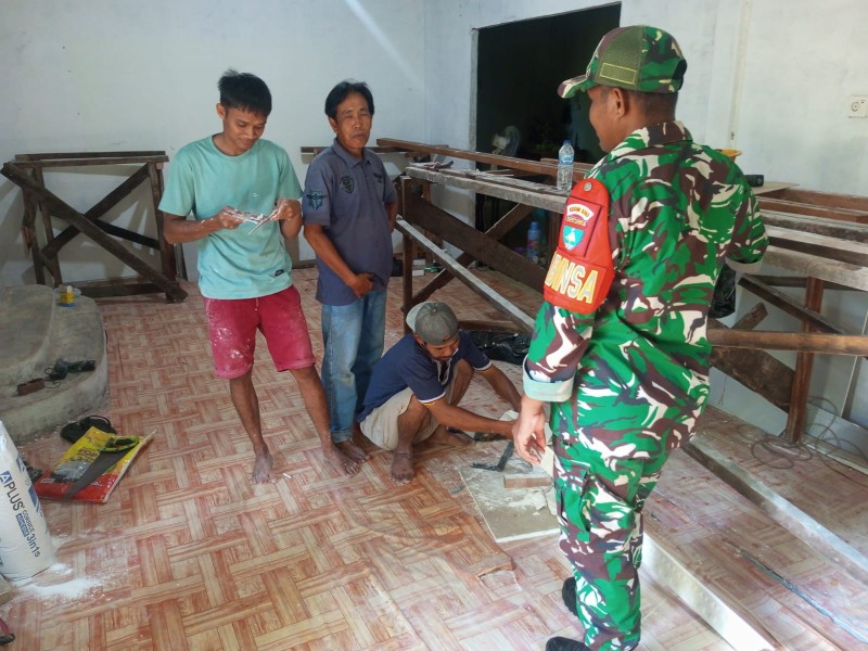 Wujudkan Wilayah Kondusif, Babinsa Teluk Belitung Aktif Jalin Komunikasi