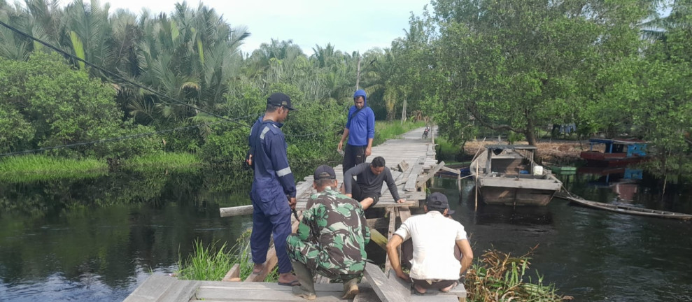 Pelda Andre Laksanakan Khidmat Untuk Masyarakat Dengan Bergotong Royong Memperbaiki Jembatan