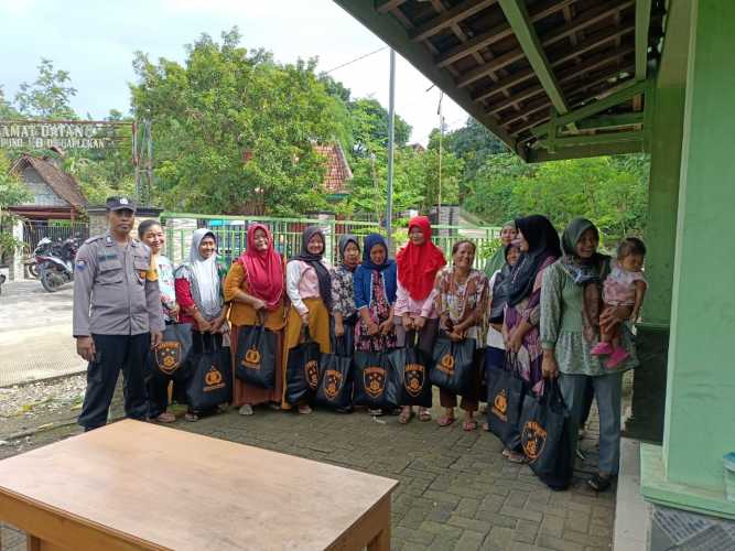 Bhabinkamtibmas Polres Blora Distribusikan Bansos Kabareskrim Polri