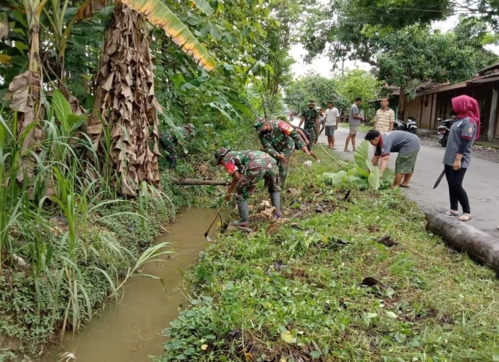Antisipasi Banjir, Koramil 20 Tambakromo Kerja Bakti Bersihkan Saluran Air di Desa Sitirejo