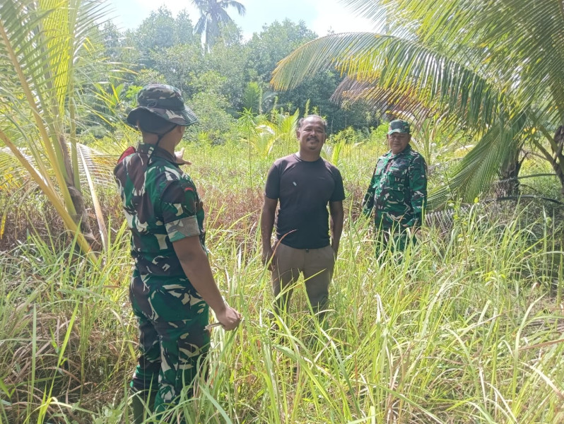 Cegah Karhutla, Babinsa Gandeng Warga Desa Selat Akar