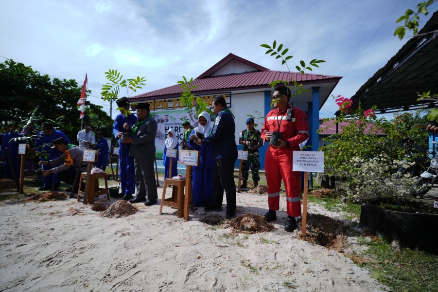Sumbang 1.000 Bibit Pohon, Kilang Pertamina Dumai Ikut Tanam Pohon di SMPN 20 Dumai Peringati Hari Pohon Sedunia