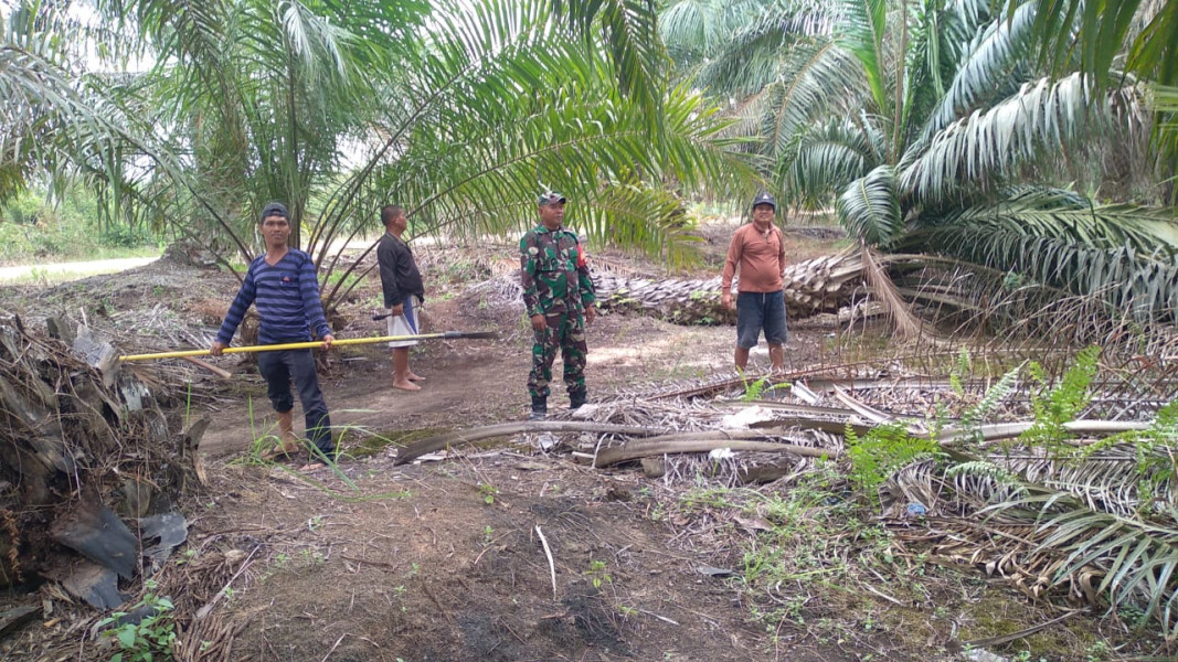 Sertu Misriyadi Jelaskan Bahaya Karhutla Kepada Masyarakat