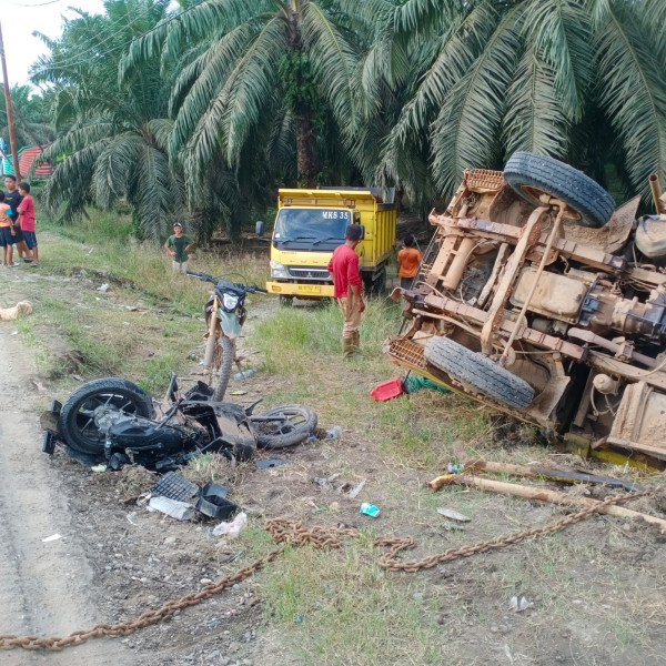 Diduga Akibat Rem Blong, Dump Truk Muatan Kelapa Sawit Tabrak Satu Unit Sepeda Motor