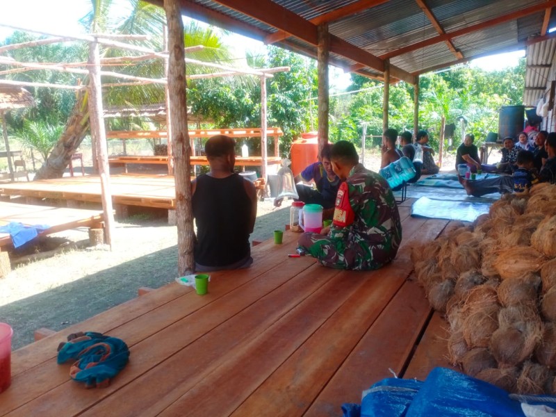 Komsos Babinsa Koramil 06/Merbau Pererat Silaturahmi dan Semangat Gotong Royong Warga