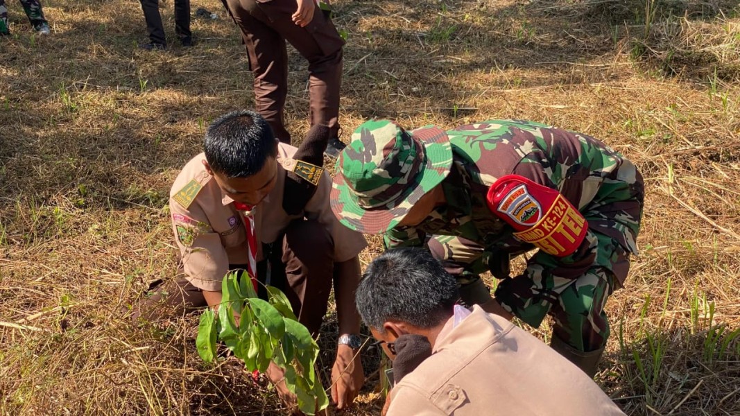 Cegah Kerusakan Lingkungan, Satgas TMMD Laksanakan Penanaman Pohon Bersama