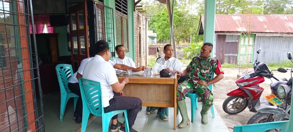 Komsos Babinsa di Teluk Belitung Bangun Kedekatan TNI dengan Masyarakat